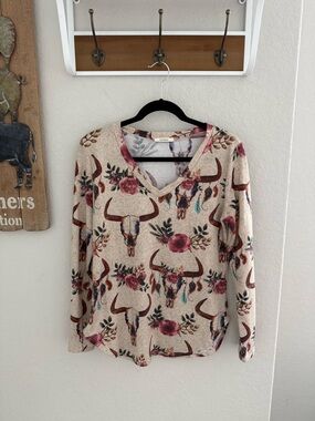 Twenty Floral Skull Western V‑Neck Long Sleeve Top in Cream and Pink